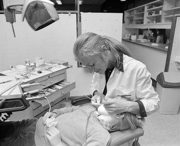 883290 Afbeelding van de controle van het gebit van een kind in het kader van de Schooltandverzorging in de wijkpost ...